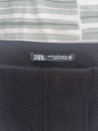 Falda Zara negra tablas