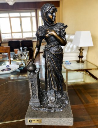Figura Bronce Serra y Rami Firmada