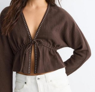 Blusa Stradivarius tachuelas