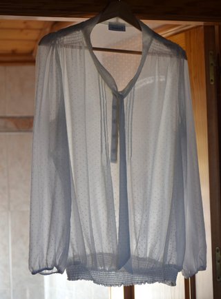 Camisa blanca de manga larga con lunares bordados.