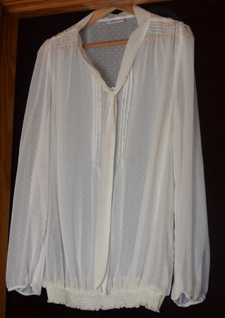 Camisa blanca de manga larga con lunares bordados.