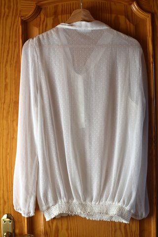 Camisa blanca de manga larga con lunares bordados.