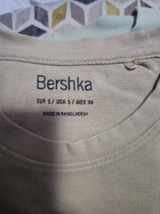 Camiseta Bershka.