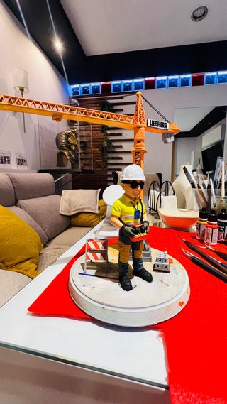 Muñeco 3D personalizado grúa Liebherr + operador