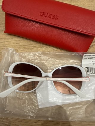 Gafas de sol Guess blancas y rosas