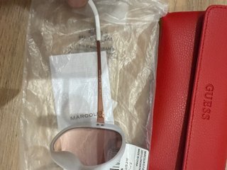 Gafas de sol Guess blancas y rosas