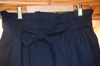 Falda azul marino con cinturón