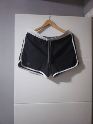 Bañador negro.