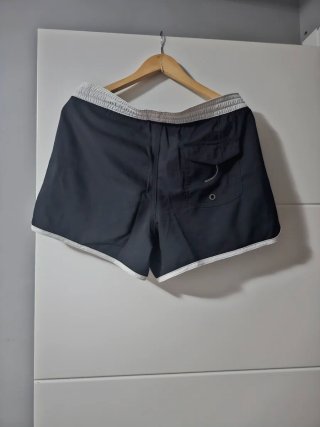 Bañador negro.