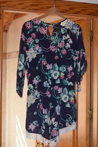 Mono floral con encaje