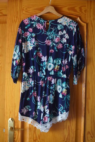 Mono floral con encaje