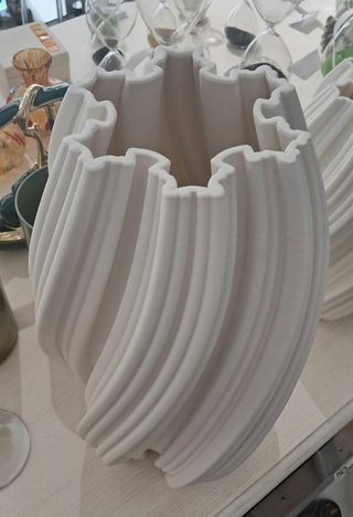 Vaso scultoreo bianco a spirale 3D ceramica opaca