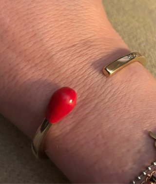Pulsera Uno de 50 dorada con detalle rojo