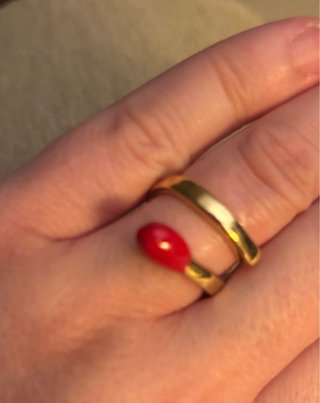 Anillo Uno de 50 ajustable dorado y rojo