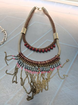 5 collares, colgantes diferentes, con material reciclado y cadena, observa las fotos