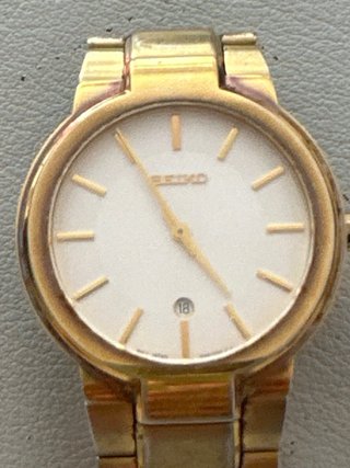Reloj Seiko Dorado con Esfera Blanca