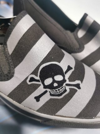 zapatillas Draven nuevas, de la talla 37, con etiqueta y caja , calavera