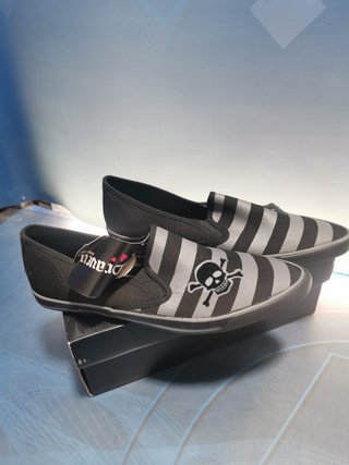 zapatillas Draven nuevas, de la talla 37, con etiqueta y caja , calavera