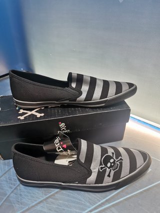 zapatillas Draven nuevas, de la talla 37, con etiqueta y caja , calavera