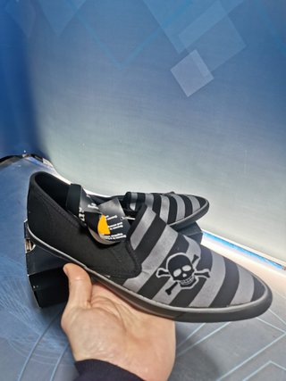 zapatillas Draven nuevas, de la talla 37, con etiqueta y caja , calavera