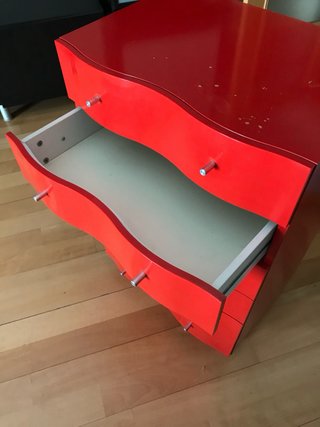 Cajonera roja ondulada