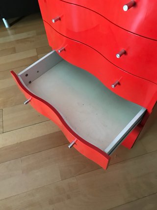 Cajonera roja ondulada