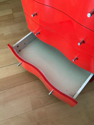 Cajonera roja ondulada
