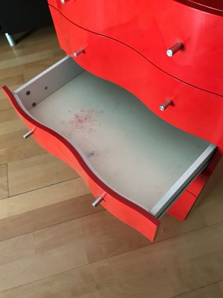 Cajonera roja ondulada