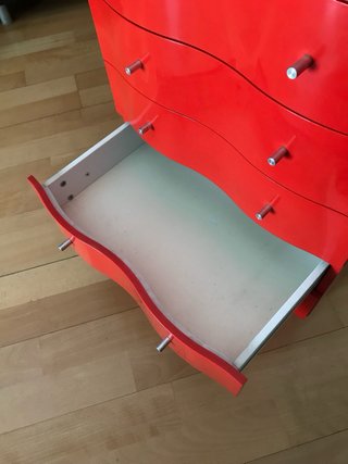 Cajonera roja ondulada