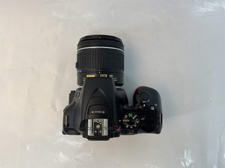 camara digital evil nikon d5600 + 18-55mm 1:3.5-5.6 af-p vr