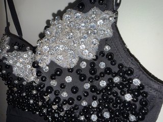 Vestido elegante negro con pedrería