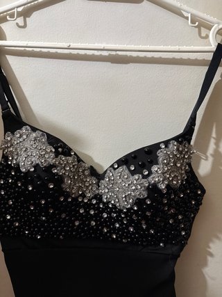 Vestido elegante negro con pedrería