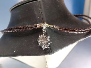 La Estrella Compostelana. Pulsera o collar de cuero y metal.