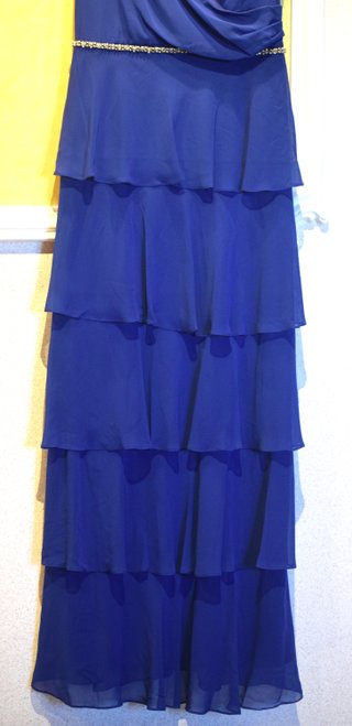 Vestido largo azul con volantes