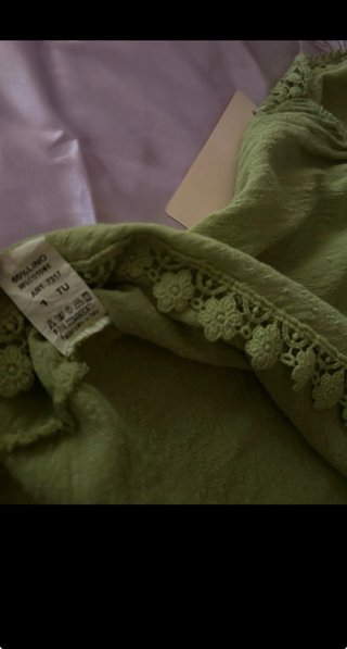 Blusa verde con encaje