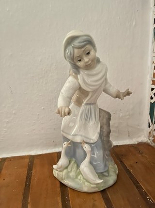 Figura porcelana niño con ocas