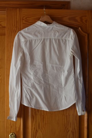 Camisa blanca con volantes