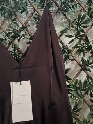 Vestido marrón satinado asimétrico