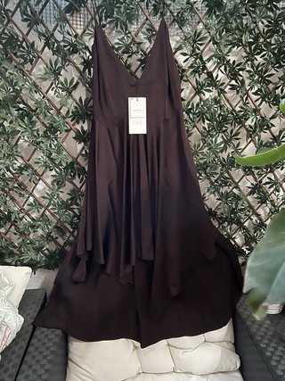 Vestido marrón satinado asimétrico