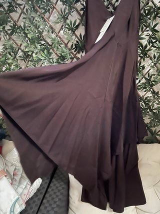 Vestido marrón satinado asimétrico