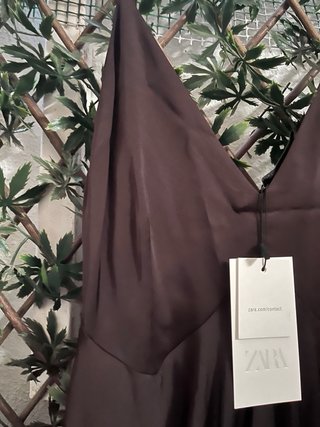 Vestido marrón satinado asimétrico