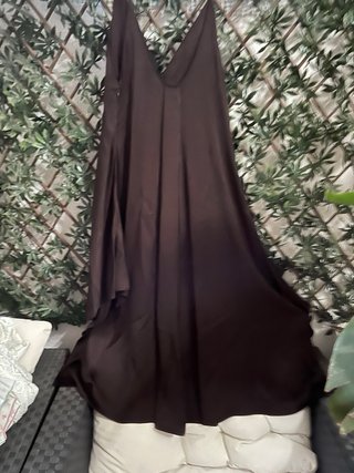 Vestido marrón satinado asimétrico