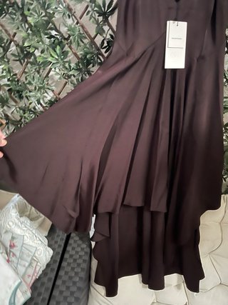 Vestido marrón satinado asimétrico