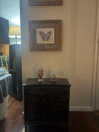 Mesa auxiliar decorativa negra y dorada