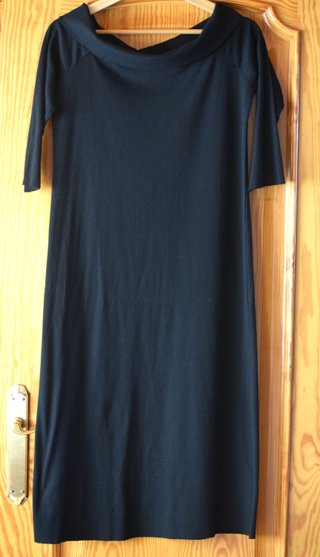 Vestido negro escote barco