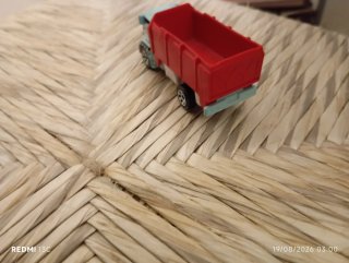 Camión volquete a escala 1:64