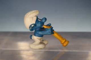 Figura PVC. Pitufo músico clarinete. Los Pitufos.