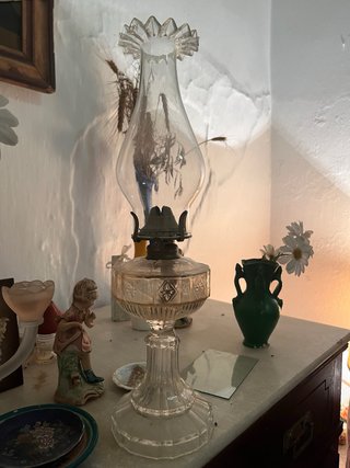 Quinqué de cristal con detalles dorados