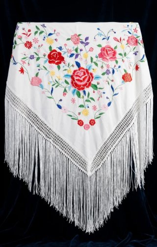 Manton blanco bordado flores