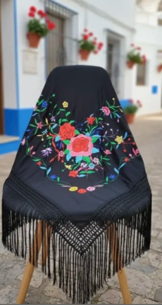 Manton negro bordado flores